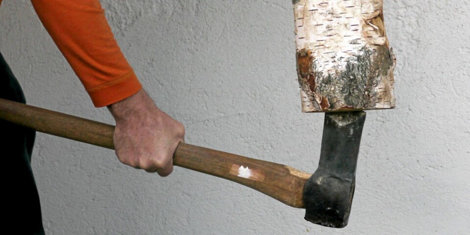 Store kubber: Fest øksa og snu rundt.