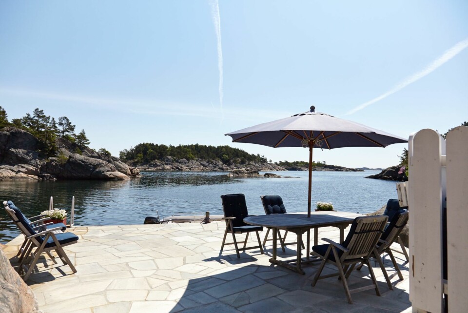 GODT PLASSERT: Plattingene er bygget der det har vært naturlig av hensyn til vær og vind. Det er støpt en hellelagt brygge mot øst, og ovenfor den er det treplatting i eik.