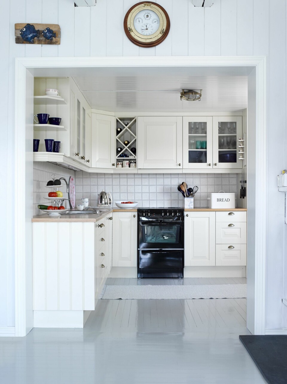 ÅPNET OPP: Ved at hytteeierne fjernet en vegg, ble kjøkkenet et hyggeligere sted. Innredningen er fra Vårt Kjøkken i Søgne.