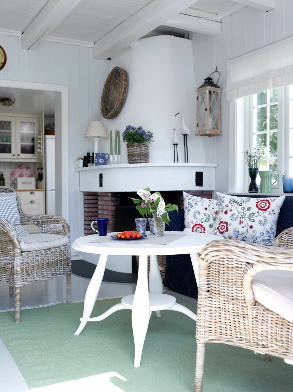 SLO UT VEGG: Romfølelsen ble også mer behagelig og åpen i stuen da deler av veggen ble slått ut mellom kjøkken og stue.