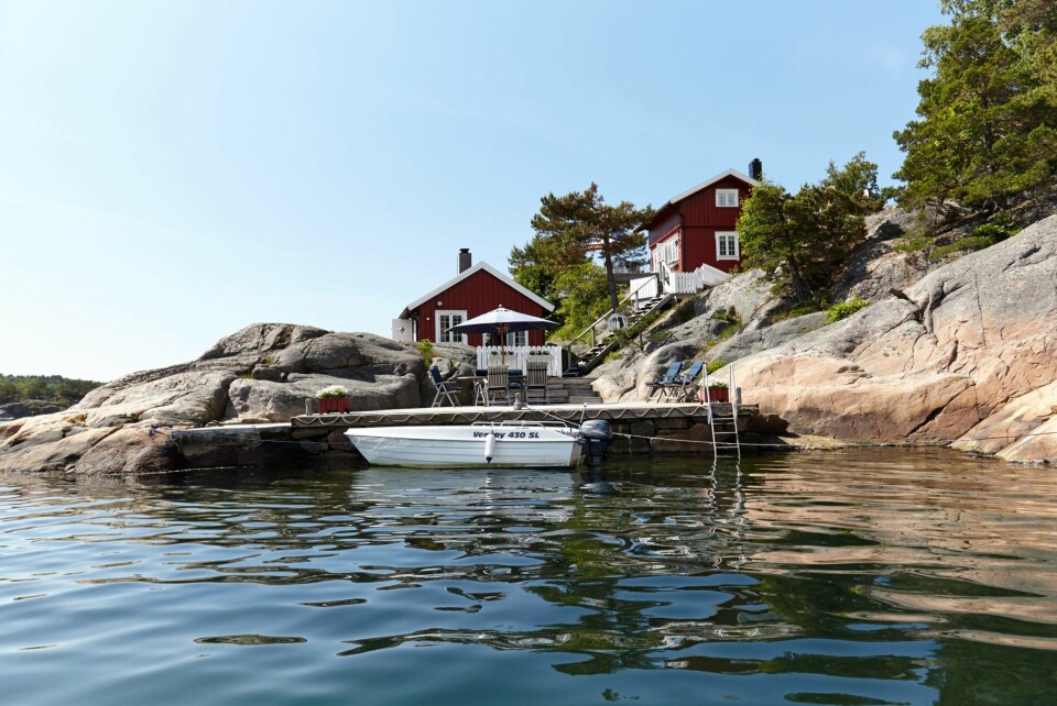 I SJØKANTEN: Gjestehytta ligger helt nede ved sjøen. Hovedhytta, som opprinnelig var et stabbur, ligger høyere opp, omkranset av en frodig hage.