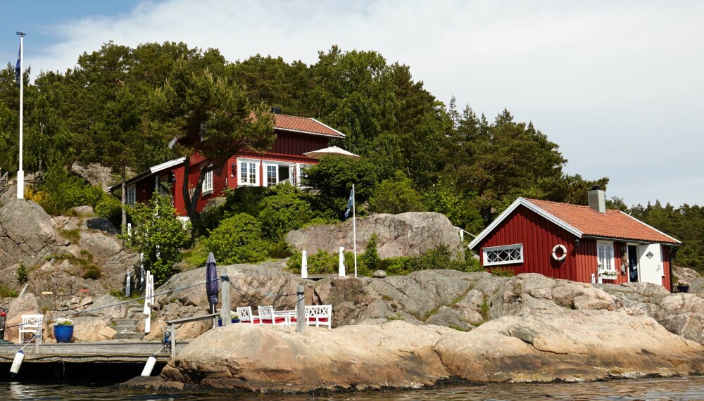 SØRLANDSIDYLL: Hovedhytta er et gammelt stabbur som ble flyttet fra Oslo til Sørlandet