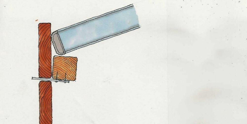 ENKEL LEKTEBIT: Hytteliv vil anbefale å kappe til en enkel lektebit med et påskrudd stålbeslag som du kan smyge ned mellom terrassebordene, slik at klossen holder seg i ro. Inntil lekta (48 x 48 mm) setter du stigen.