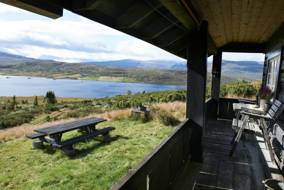 FØRSTE RAD: På svalgangen sitter man i le for vær og vind. Her kan utsikten nytes i all slags vær.