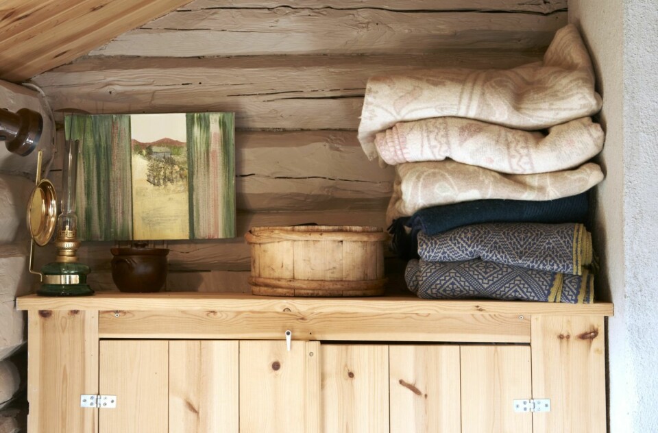 SELVSNEKRET: Alt er tilpasset over tid. Skapet er selvsnekret og tilpasset den lille kroken på soverommet.