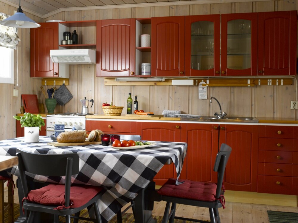 RØDFARGE: Inger Ystgaard hentet rødfargen fra illustrasjonen på noen gamle tallerkener Den ble gjennomgående i stuen og på kjøkkenet.