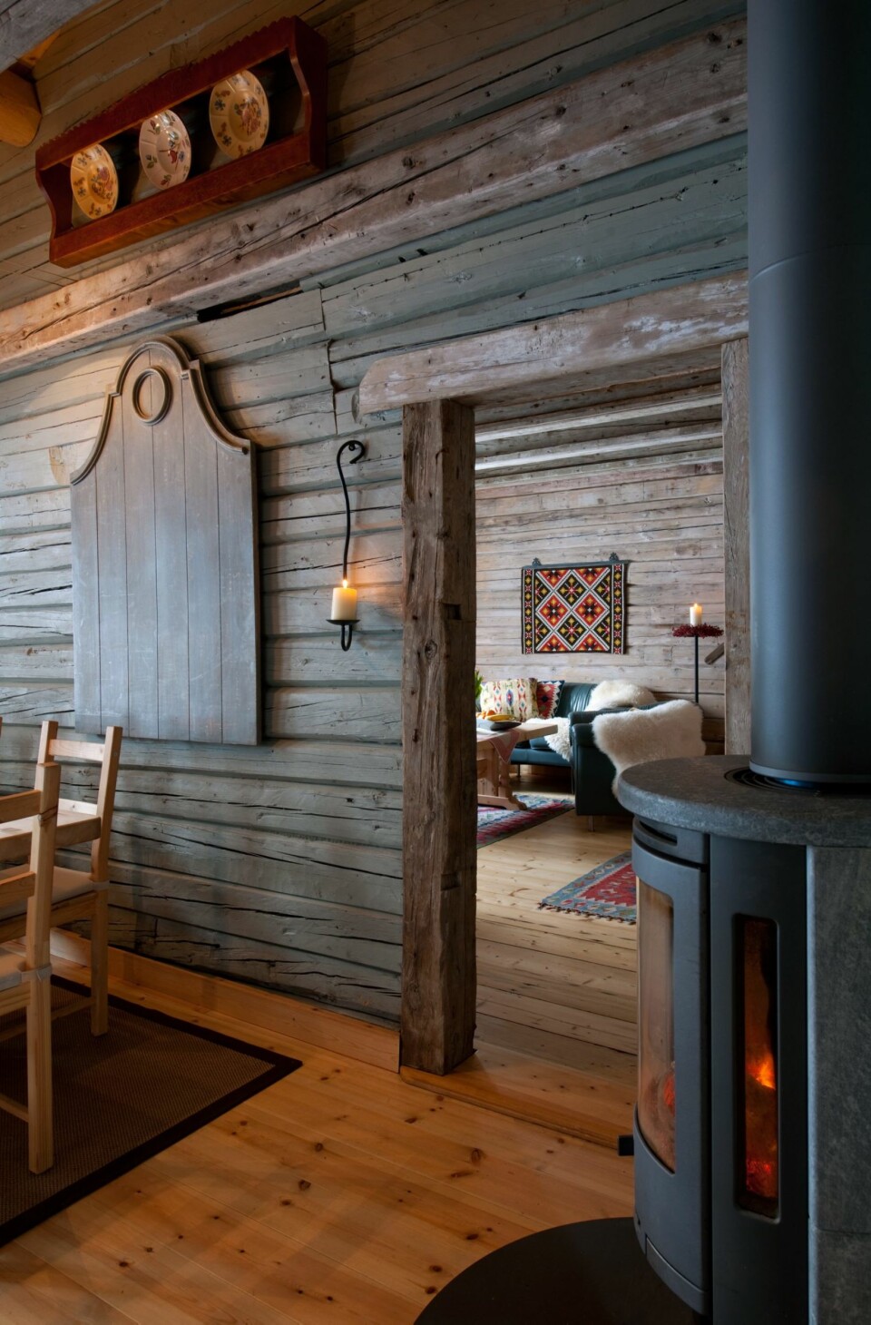 NYTT OG GAMMELT: I spisestuen har de satt inn en moderne vedovn. Den tilfører varme i den sjarmerende laftehytta