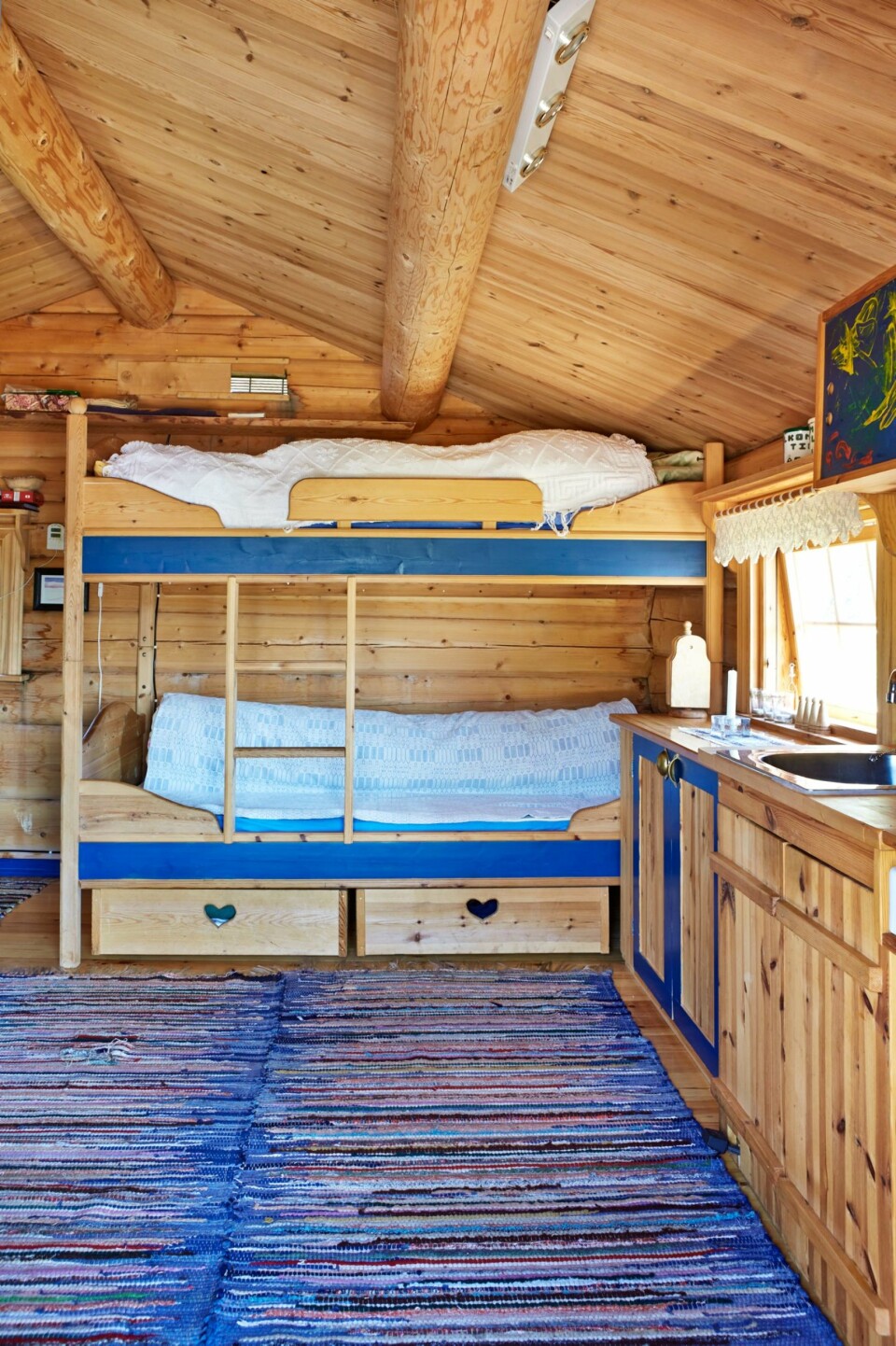 Åpen løsning: Hytta består kun av ett rom. En åpen kjøkkenløsning mot køyeseng og stue