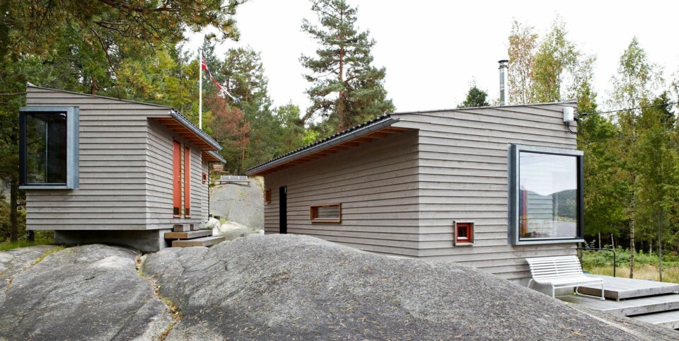 BESKJEDEN: Arkitektparet fra Snøhetta bygget sin egen hytte liten og beskjeden i Holmsbu. Mellom hovedhytta og annekset fungerer svaberget som et gangfelt mot utsiktspunktet, hvor det er plassert en sittebenk