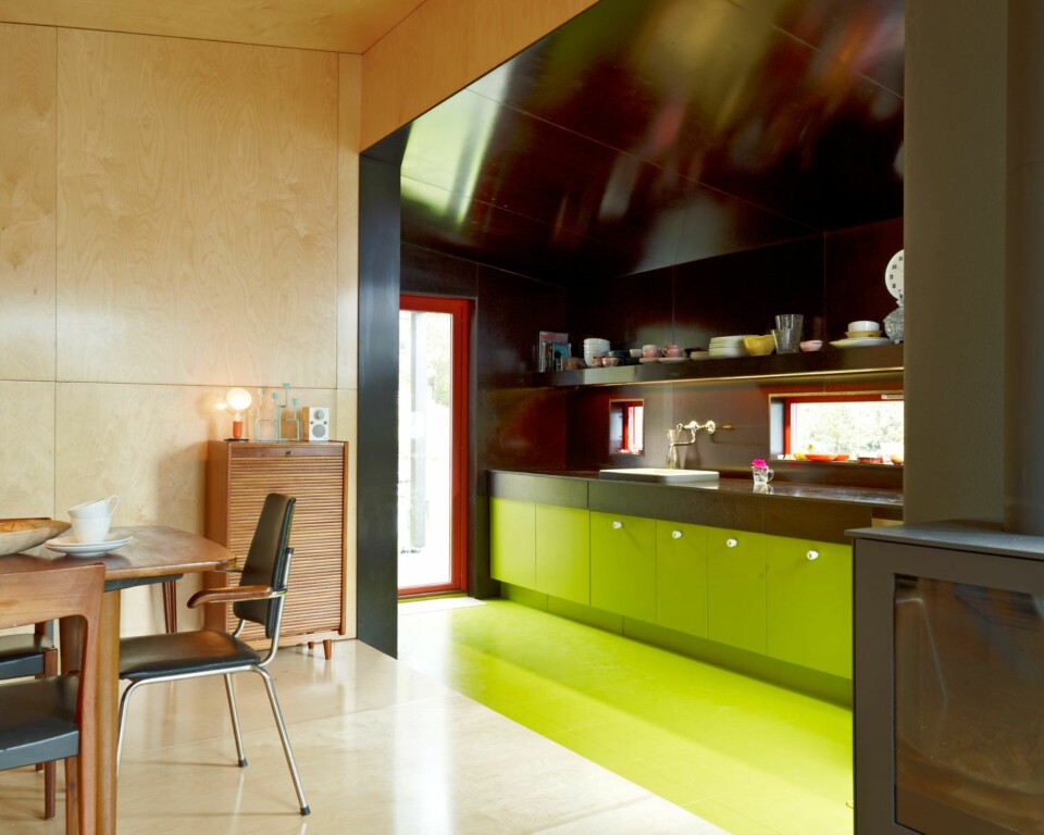 RETRO: Kjøkkenet er kledd med forskalingsplater og har Ikea-innmat. Hytta har hjerte for 60-tallet både utvendig og innvendig. Gulv på kjøkkenet har fargekode: S3060 G70Y og veggen på kjøkkenet er forskalingsplate; RB045 S242,5