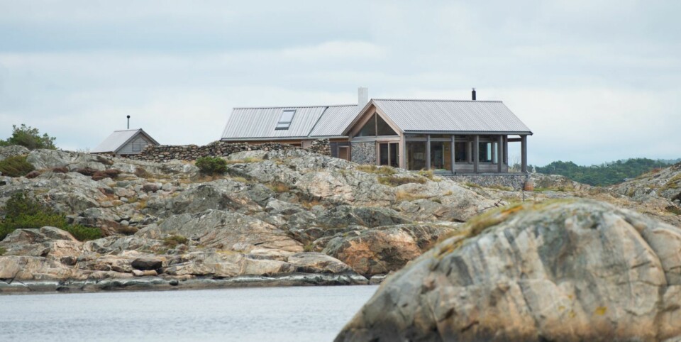 TILPASSET TEERENGET: Her tok arkitekten hensyn til landskapet rundt hytta. Materialene er varige og hovedrommet har store vinduer mot den unike utsikten.