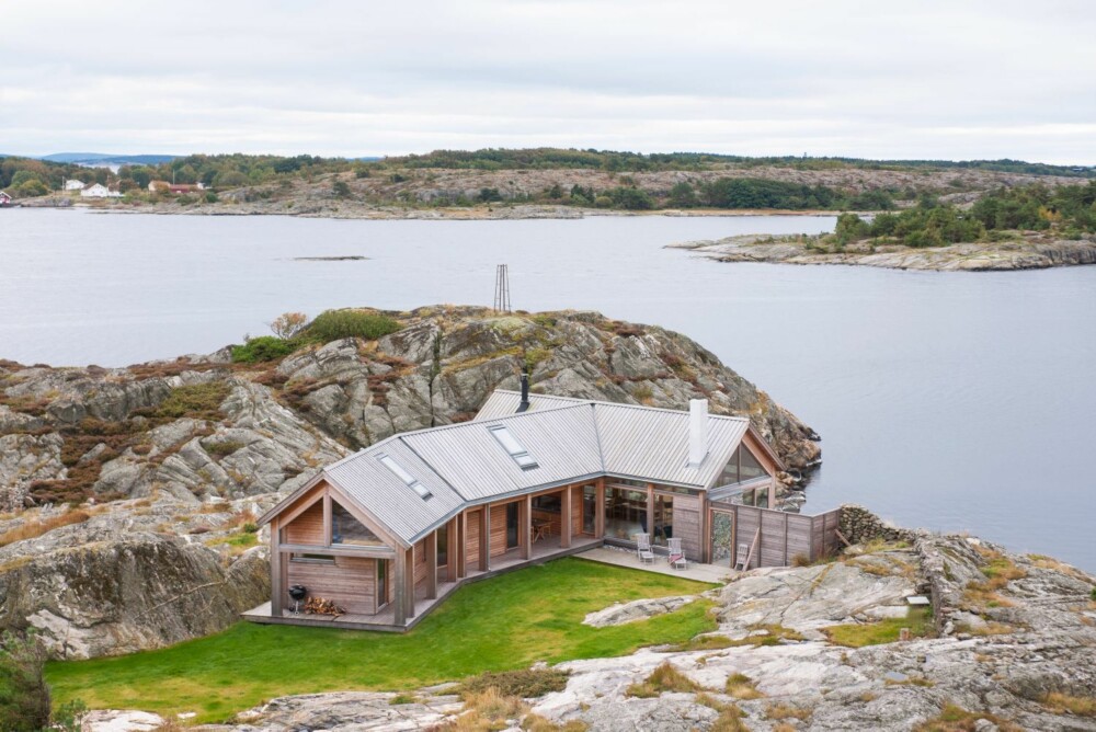 TETT PÅ SJØEN: Denne hytta på Hvaler er tegnet av arkitekt Cecilie Wille. Den ligger tett på sjøen, og er bygget med respekt for omgivelsene med materialer som varer. Utvendig kledning og tak er i lerk kjenreved.