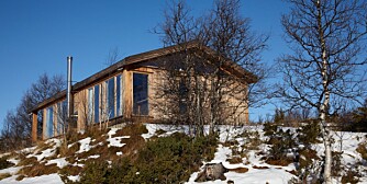Naturlige materialvalg: Utvendig er hytta til arkitekt Ivar Lunde kledd med lerk på alle vegger.