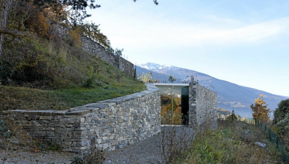 USYNLIG ARKITEKTUR: I åsene i Sierre i Sveits ligger dette nesten gjemte feriehuset som har fått navnet Pavilion d'été à sierre. Her utforsker arkitektene forestillingen om usynlig arkitektur.