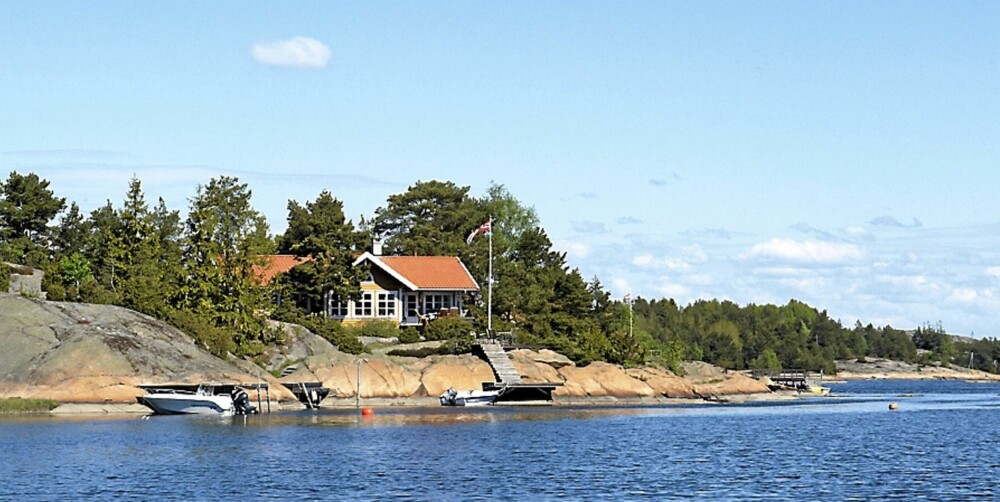 BELIGGENHET: Hytta har beliggenhet rett ved sjøen. BELIGGENHET: Hytta har beliggenhet rett ved sjøen.