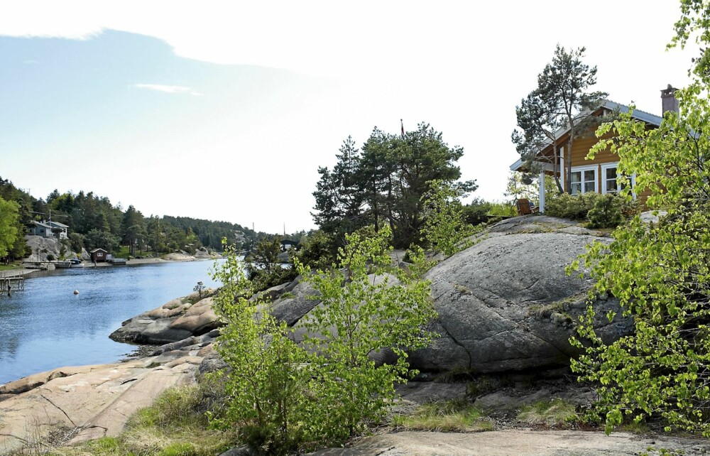 FASADEN: Den nye hytta er bygget på grunnmur kledd med flettverk. Den ligger stødig plassert på et lite platå med fasaden vendt mot sundet og sola. FASADEN: Den nye hytta er bygget på grunnmur kledd med flettverk. Den ligger stødig plassert på et lite platå med fasaden vendt mot sundet og sola.