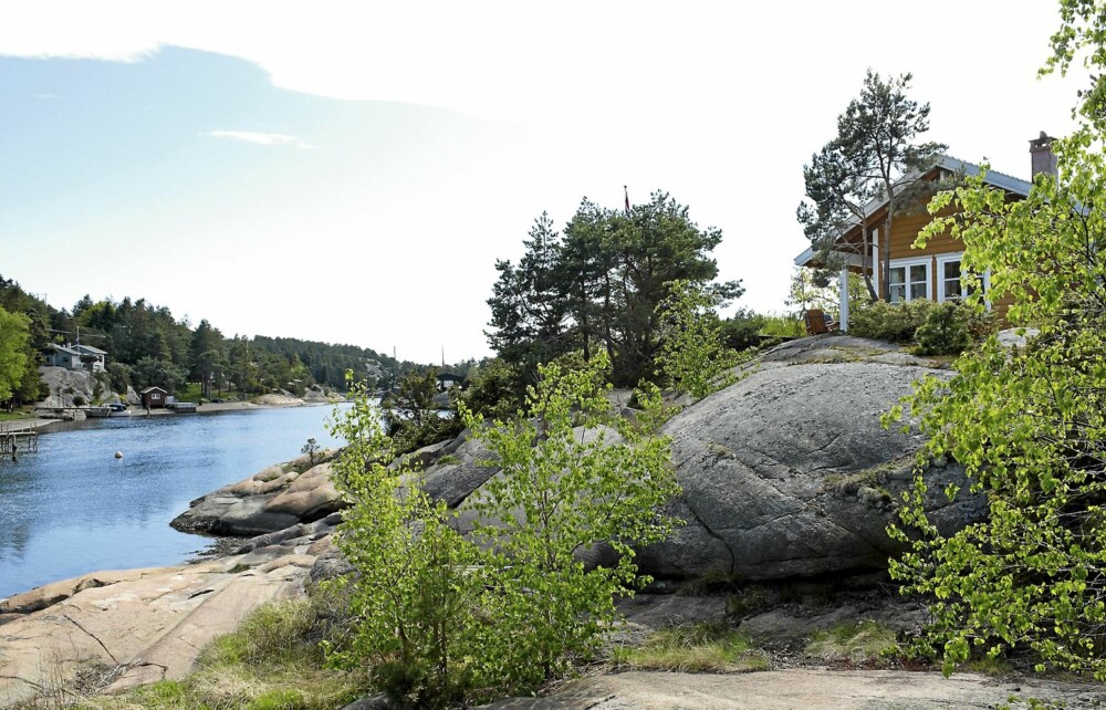 FASADEN: Den nye hytta er bygget på grunnmur kledd med flettverk. Den ligger stødig plassert på et lite platå med fasaden vendt mot sundet og sola.