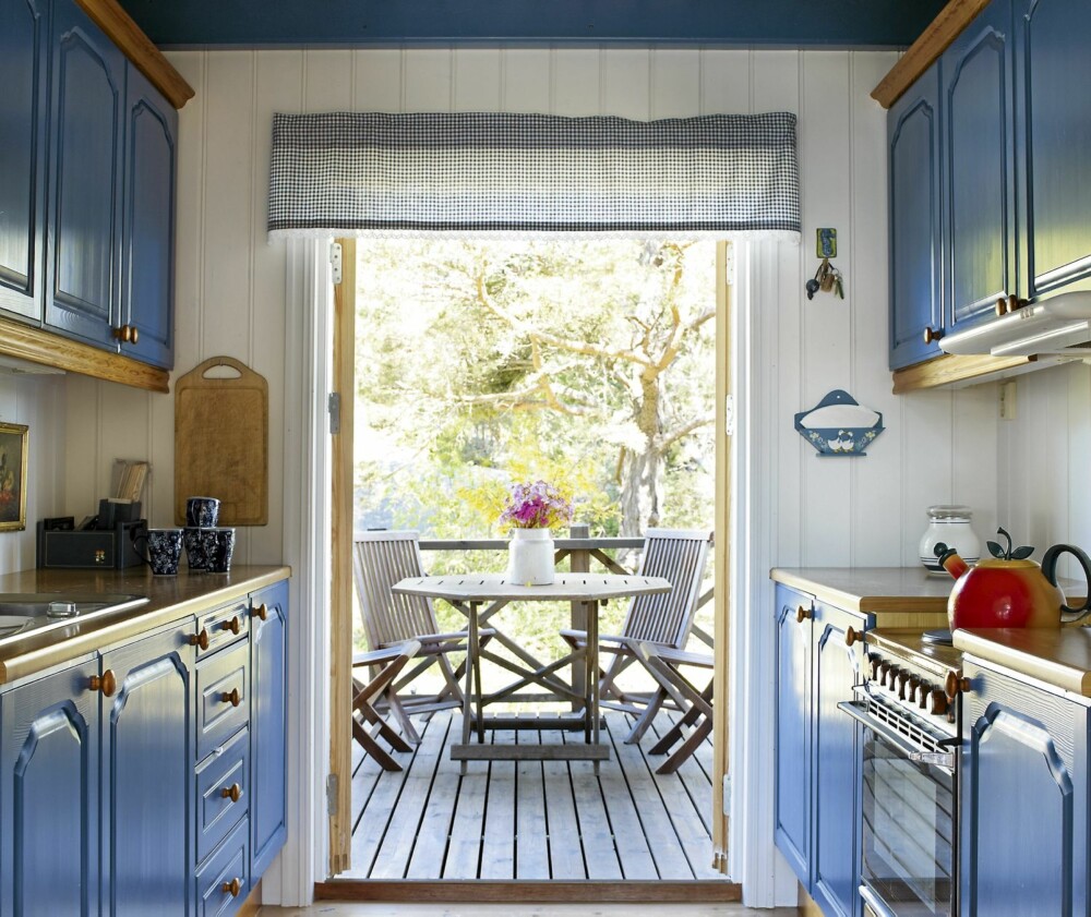 KJØKKEN: Kjøkkenet er lite, og det er malt kornblått. Utenfor er det en frokostterrasse. KJØKKEN: Kjøkkenet er lite, og det er malt kornblått. Utenfor er det en frokostterrasse.