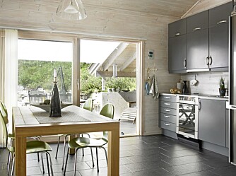 KJØKKEN: Steingrå kjøkkeninnredning og svarte skiferfliser på gulvene bekrefter de røffe omgivelsene utenfor. KJØKKEN: Steingrå kjøkkeninnredning og svarte skiferfliser på gulvene bekrefter de røffe omgivelsene utenfor.