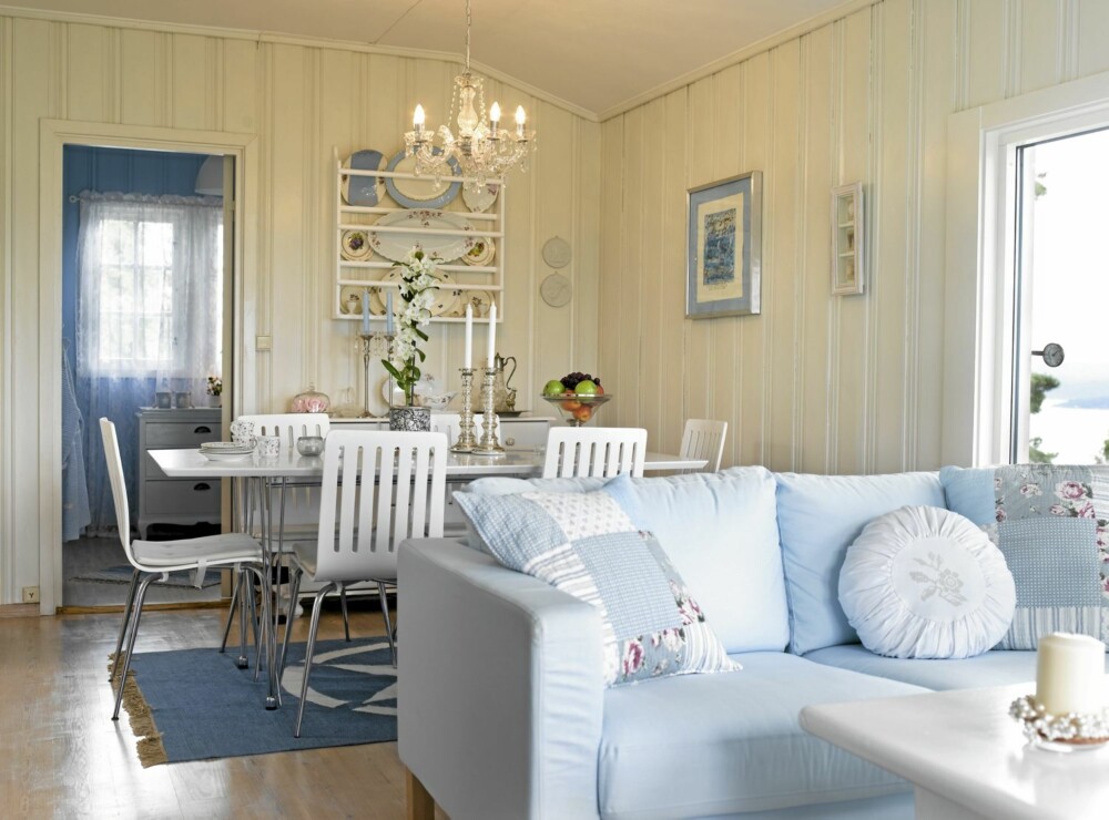 DELIKAT FARGEBRUK: Torild og Rolf ønsket å lysne de trehvite veggene og furugulvet. De gamle møblene er også blitt byttet ut. Interiøret og fargene er sommerlige og innbydende. Torilds favorittfarge blått er gjennomgående i hele hytta.