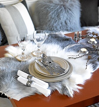 HÅNDVERK: De dekker gjerne bordet med geiteskinn og norsk, håndlaget tinn.