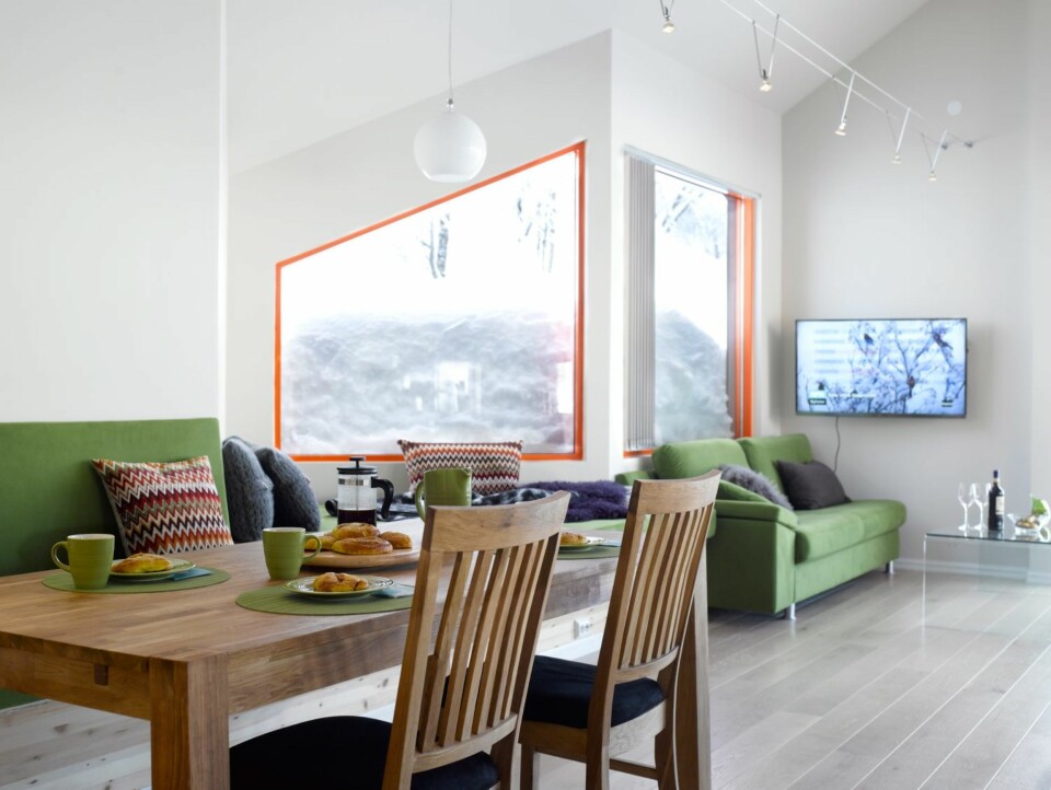 FRISKE FARGER: Eierne av denne hytta har valgt en frisk fargekombinasjon av grønt og oransje i interiøret.