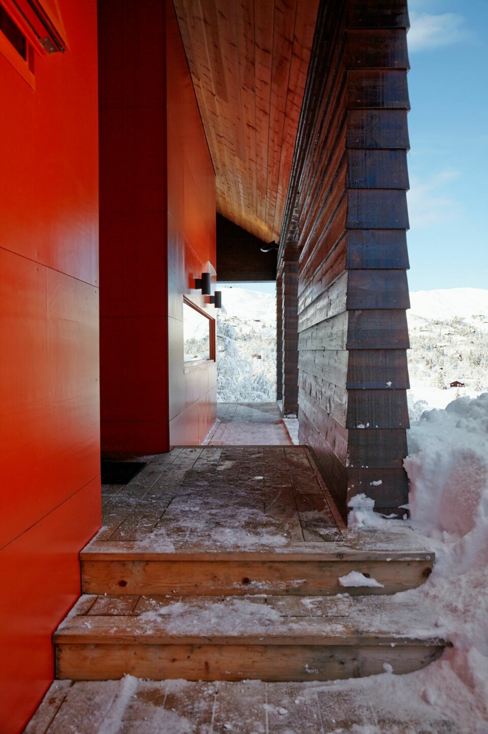 EN BOKS I BOKSEN: Arkitektens motvilje mot takutstikk resulterte i en smart svalgang. Praktisk, siden snøen finner et annet sted å legge seg enn foran døra.