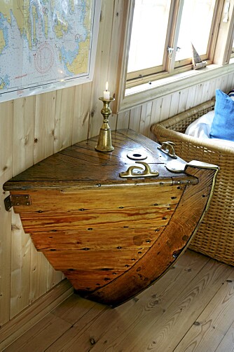 BÅT I STUA: Baugen på trebåten eierne fant i båthuset gjør seg som bord. Resten av båten er brukt til hyller, krakker og benker.