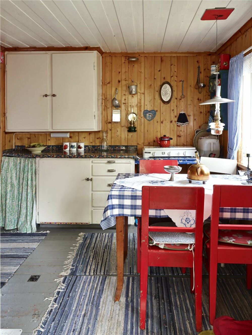 Originalt kjøkken: Kjøkkenet, som er i den nyeste delen av hytta, er ikke blitt rørt siden det ble satt opp på 1950-tallet.