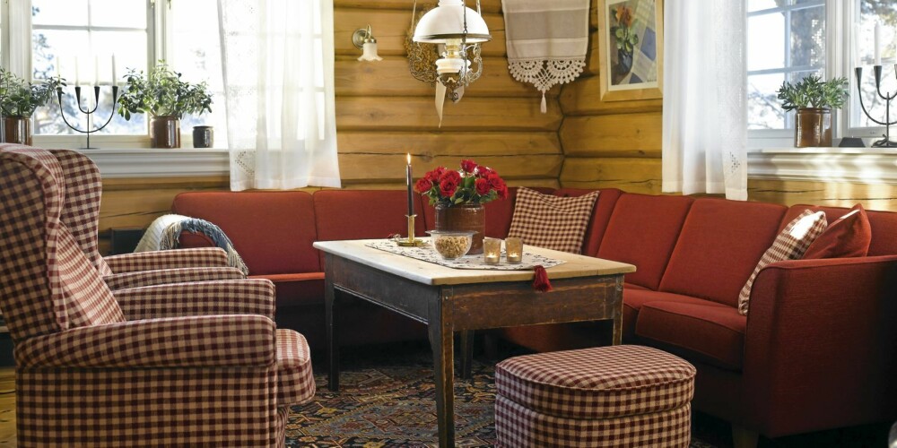LUN STEMNING: Friske farger på møblene og lune vegger gir et koselig interiør i stua. Det gamle bordet er satt inn med fløte, som gir en silkemyk overflate.