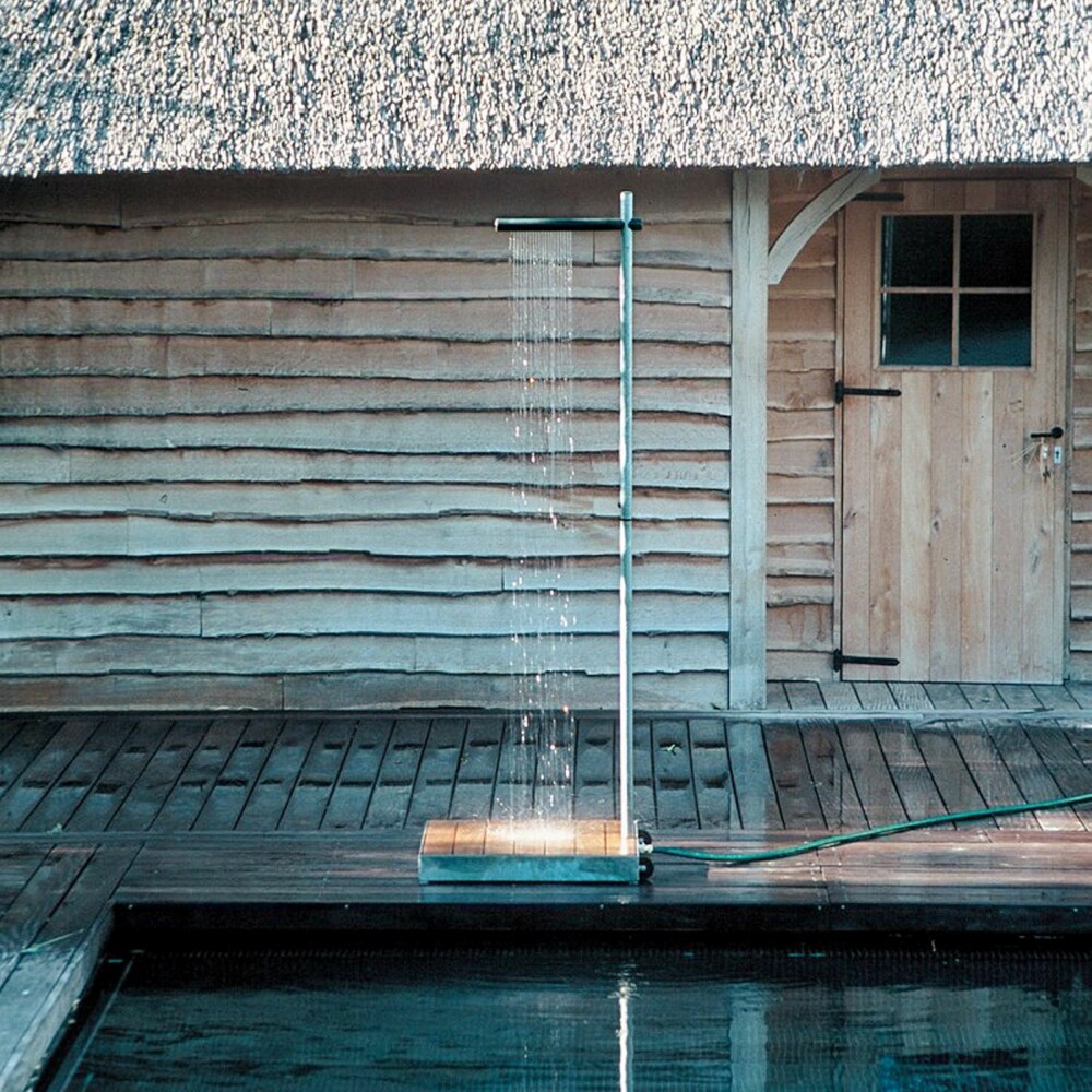 LEKKER: Cascade heter denne dusjen. Den er i galvanisert stål og har en trebase formet i planker som er komfortabel å stå på med bare føtter. Denne kobles til hageslangen.
21 423 kroner, hipvilla.com