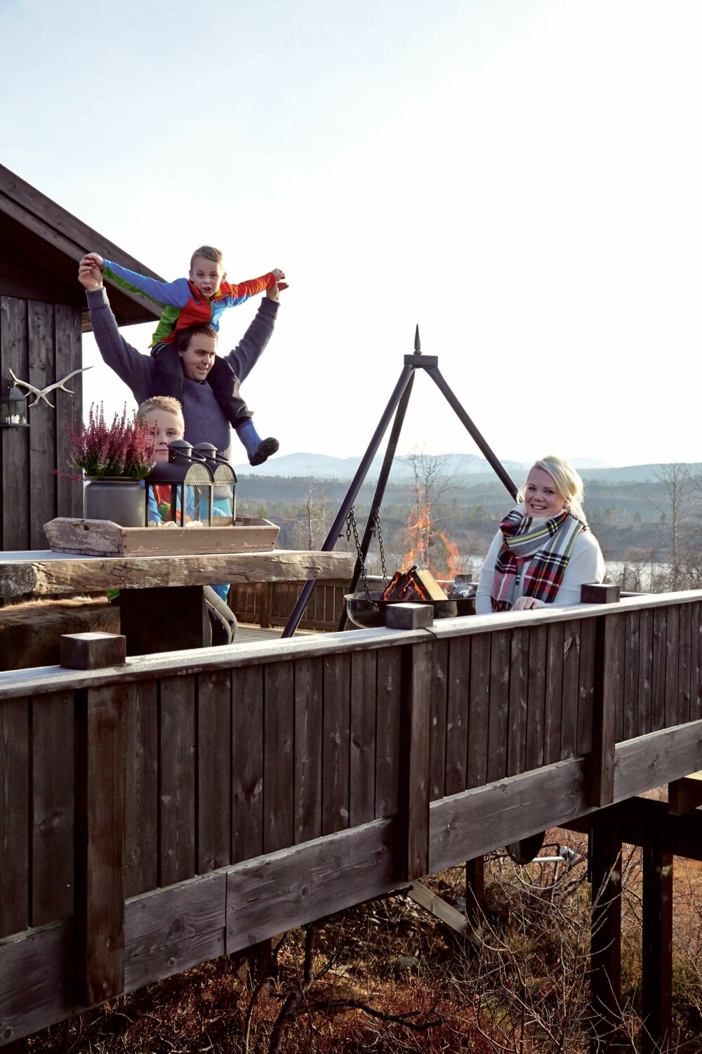 FAMILIEGLEDE: Sander, Svein Ola med Sindre på skuldrene og Solveig trives ute ved bålpannen på terrassen.