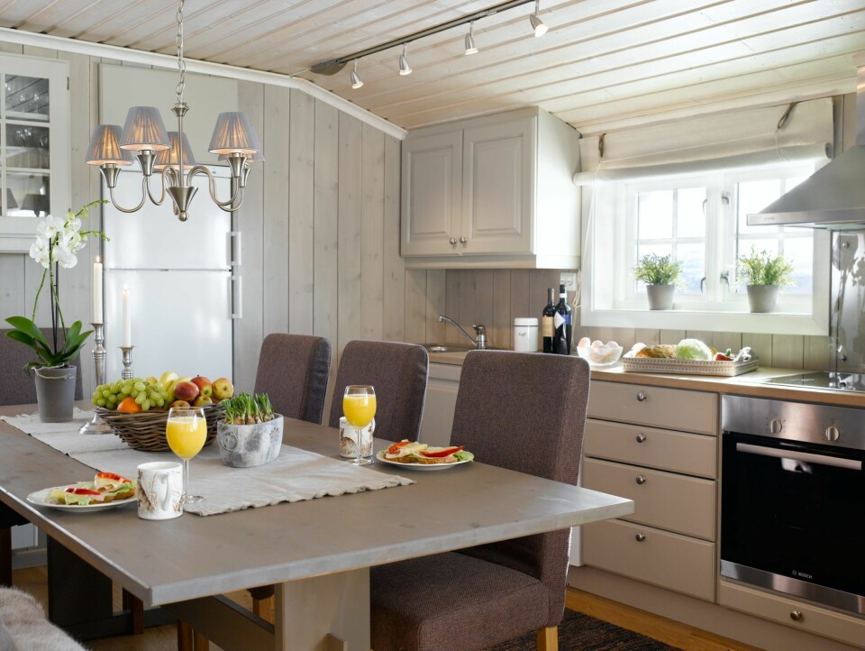 SOM NYTT: De gamle veggene på denne hytta ble nye og lyse med dekorvoks fra Osmo. Trestrukturen får skinne gjennom og gir et levende spill til veggene.