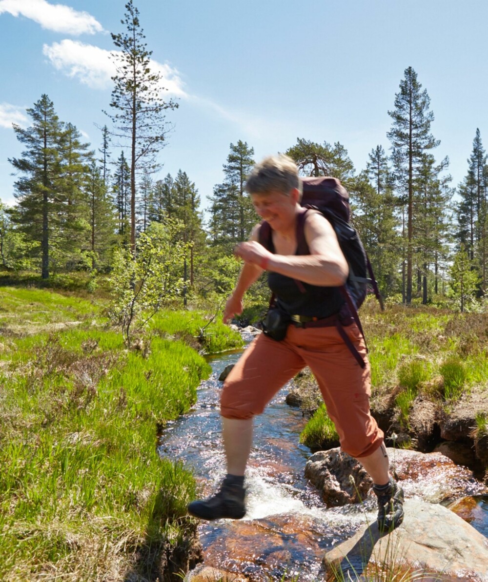 Rask gange: Etter en halvtimes gåtur i raskt tempo, ankommer Gunhild hytta på heia ca. 800 meter over havet.