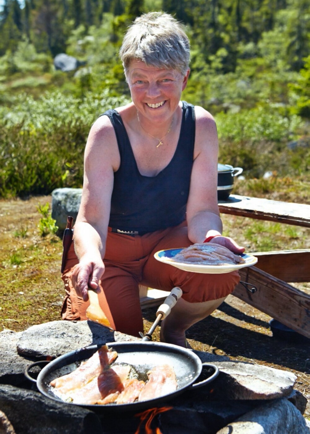 Kortreist: Både materialer og maten er kortreist i Gunhilds hytteparadis. På fremsiden av hytta har hun laget en liten bålplass der det ofte spises fisk.