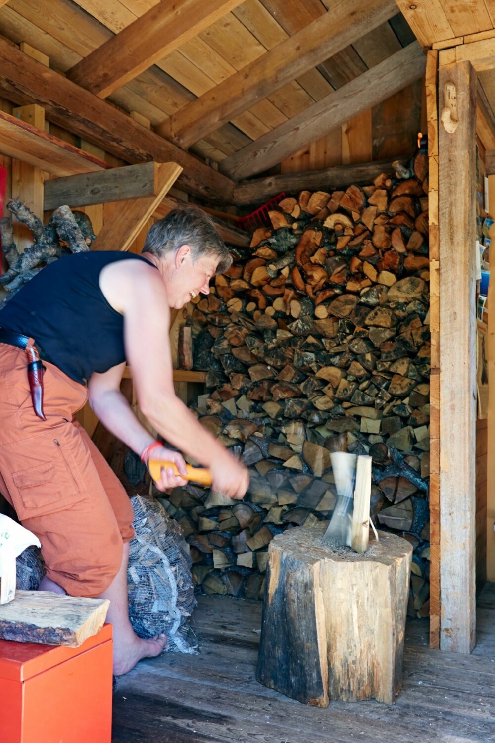 Vedstabling: Det er greit å finne ved rundt hytta, forteller Gunhild, som brenner en god del tørr gran