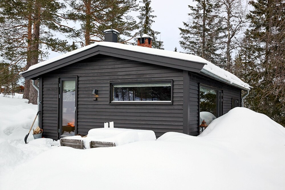Liten og innholdsrik: På bare 52 m² har familien mye livskvalitet. Et nytt, stort vindu bringer fjellheimen inn i hytta.