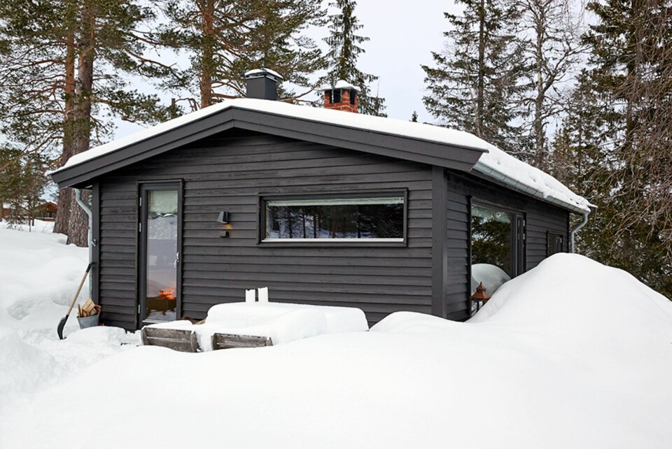 Liten og innholdsrik: På bare 52 m² har familien mye livskvalitet. Et nytt, stort vindu bringer fjellheimen inn i hytta.