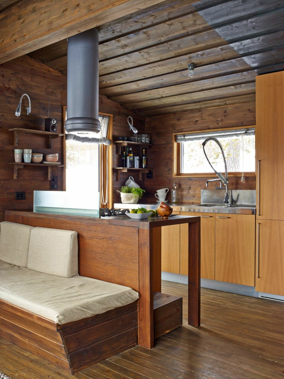 Funksjonelt og oversiktlig: Kjøkkeninnredningen fra Boffi fungerer også som ryggstøtte mot sofabenken som alltid har vært der. En glassplate hindrer sprut fra matlagingen. Åpne hyller er valgt fremfor overskap for å gi en mer luftig følelse. Høyskapet kan trekkes ut, og rommer alt av tørrvarer.