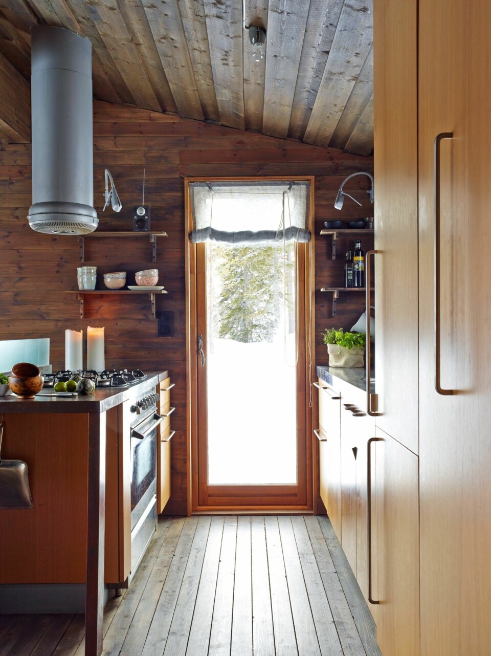 I arv: Løsningen med dør ut fra kjøkkenet er et fint minne etter Ellens farmor. Den gir en god kontakt med det som skjer ute. Rullgardinen er sydd av et dobbelt lag med tynt linstoff.