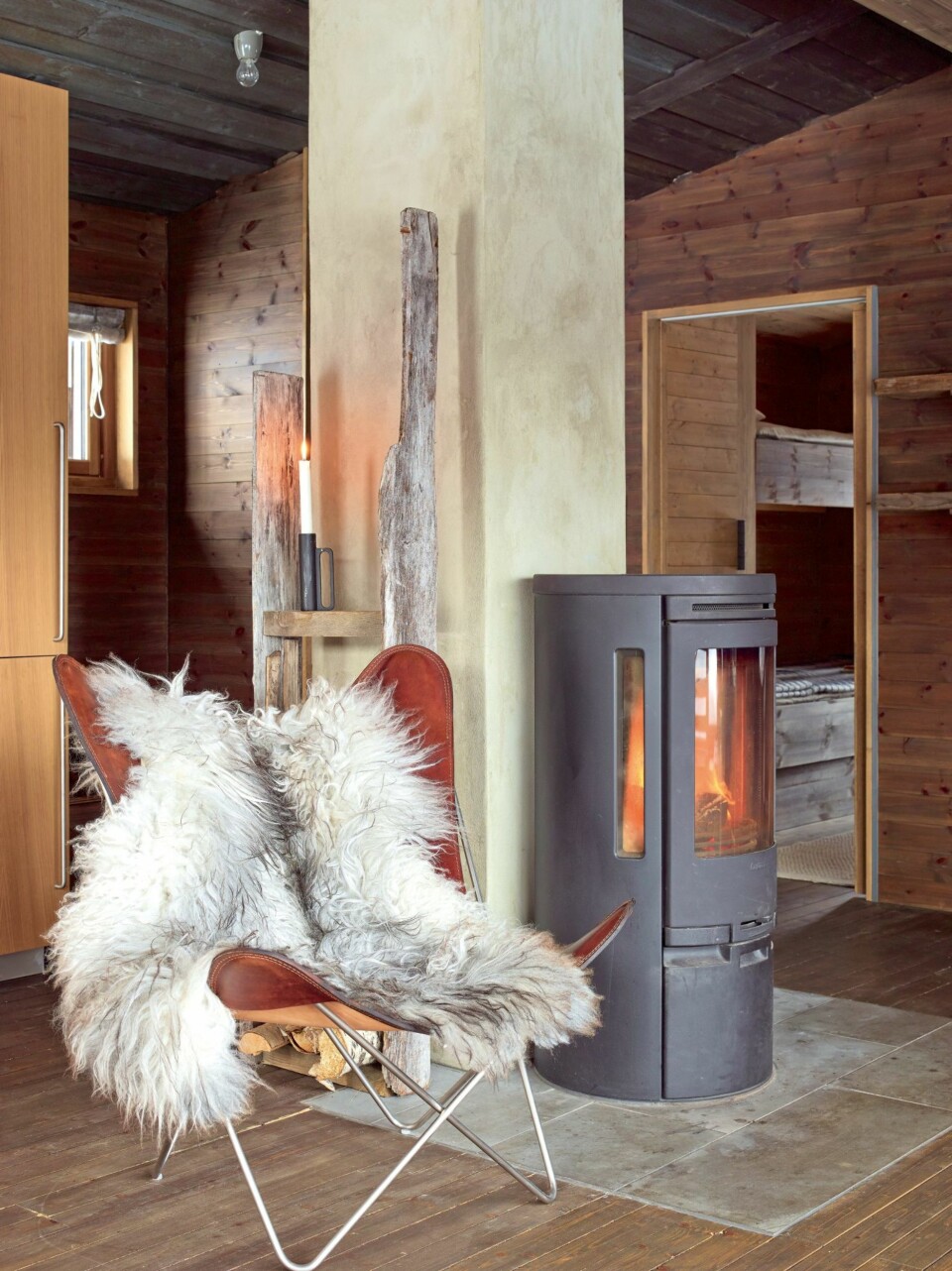 Midtpunkt: En diger peis ble revet til fordel for en lettere konstruksjon. Peisen er fra Peishuset på Lilleaker. Pipa er ny. Vedholderen er laget av planker som lå ute.