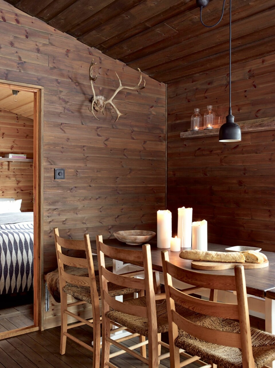 Gjenbruk: Stolene og geviret fulgte med hytta. Soverommene er pakket tett sammen for å gi mer plass til oppholdsrommet. Mørke nyanser underbygger en intim og lun atmosfære. Veggene er satt inn med Lady Sjøsand og ett lag med vannbasert beis.