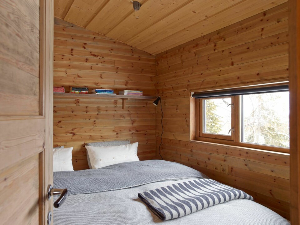 Komprimert: Soverommet gir akkurat plass til en god dobbeltseng.