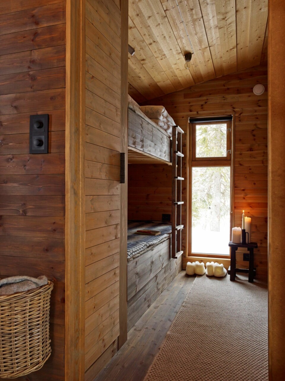 Barnevennlig: Et langstrakt vindu siler dagslys ned på gulvet hvor barna leker. Skapet glir nesten umerkelig inn med veggene. Soverommene er kompakte for å gi mer plass til oppholdsrommet. Matte fra Home & Cottage.