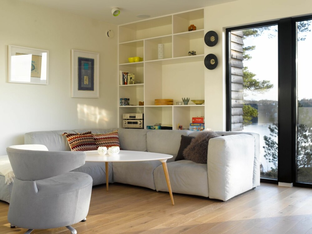 Asketisk lunhet: Selv om møblene i stuen er enkle og stilrene, gir lune og lette fargevalg også varme til rommet.
