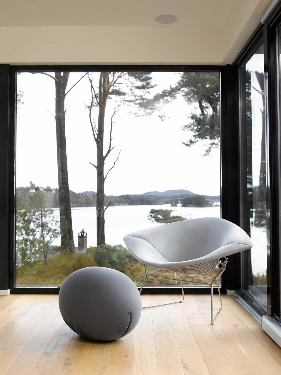 Sjelero: På klare dager skimtes Folgefonna i det fjerne over fjorden. Rett nedenfor bakken stikker pipa på hytta til Andreas¿ mor opp. Stolen er alles favoritt, og gjenstand for godlynt familiær krangling.