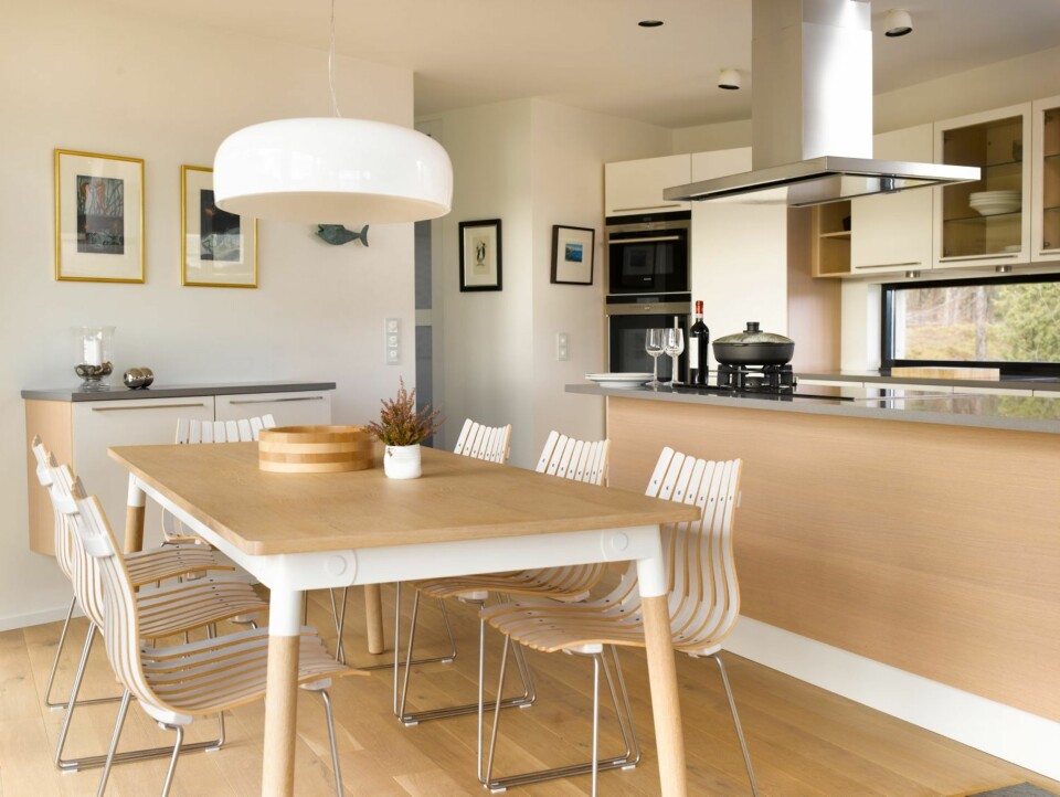 God atmosfære: For Andreas og Cathrine er musikk viktig, derfor har de bygget inn et lydsystem i taket. Selv om noen må sitte med ryggen mot de store stuevinduene under måltidene, kan naturen utenfor nytes gjennom vinduene under kjøkkenskapene.