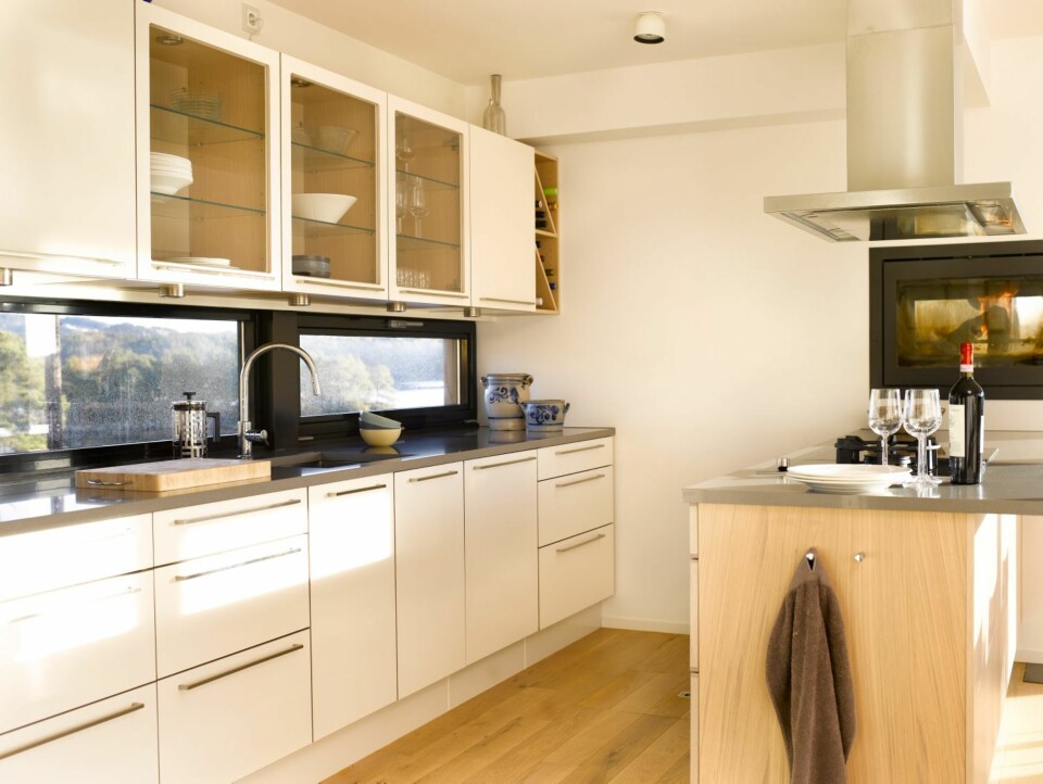 Rom for flere: Et romslig kjøkken er verdifullt for familien, som elsker å invitere gode venner med på hytta. Stuen og kjøkkenet utgjør to separate rom som glir over i hverandre, uten dører.