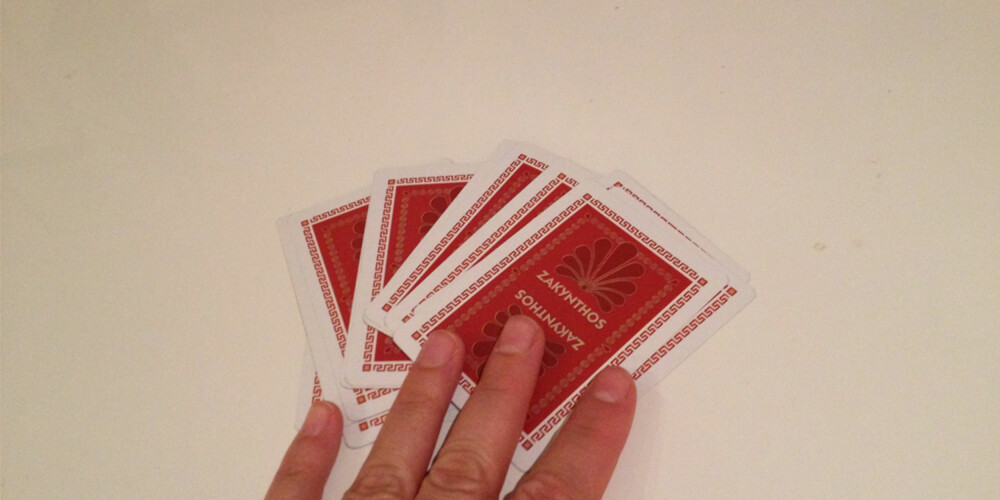 SKJULT: Som ved de fleste andre kortspill skal man holde kortene man har på hånden skjult for motspillerne.