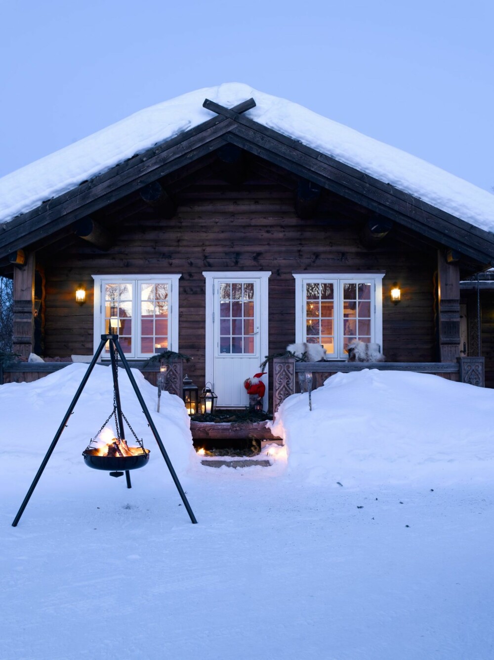 BÅLPANNE: Foran hytta har de fyr på bålpannen. Her koser de seg med grillede pølser etter skitur.